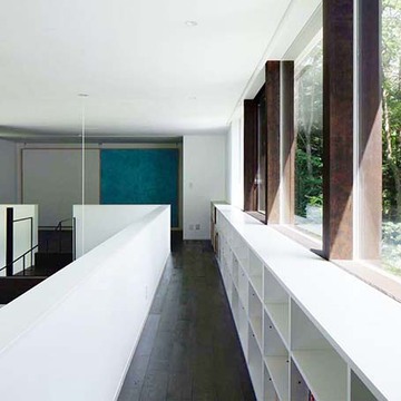 造り付けの収納棚が並ぶ2階廊下