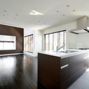 床材とマッチするブラウンのオープンキッチン