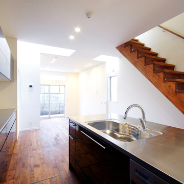 壁沿いに設置したキッチンと収納