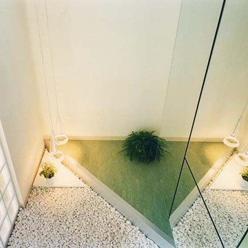 コストを押さえるため玄関床は白砂利敷き