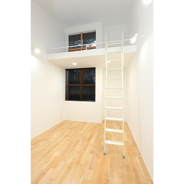 ロフトのある仮宿泊室