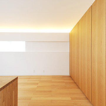 床と同じ材質で造られた主寝室のクローゼット