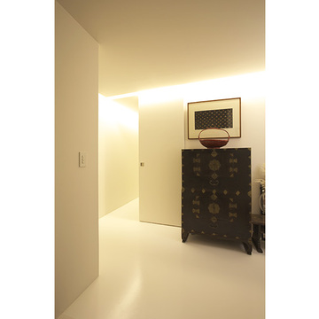 アンティークの家具も似合うモダンな空間