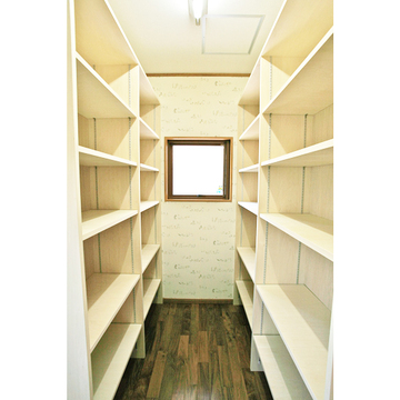 お料理好きの奥様には嬉しい大容量の作り付け食品庫