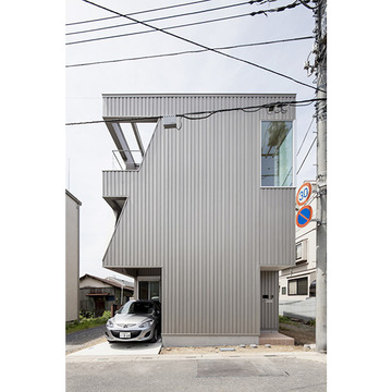 スリット開口は、外壁を吊る構造材の形を表す