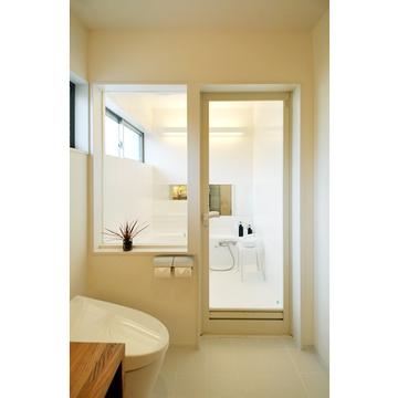 空間をふさがない開放的な浴室