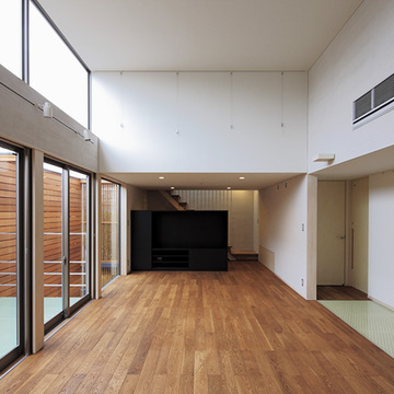 大きな窓から光が差し込む明るく開放的なリビング