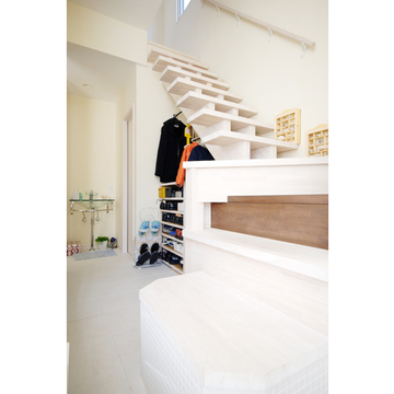 階段脇に収納スペースを確保