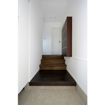 壁面収納で玄関スペースを確保