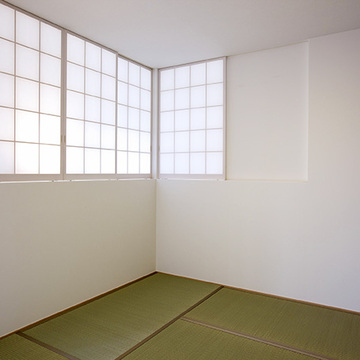 障子を介して柔らかな光を採り入れた畳部屋