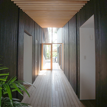 外壁材に囲まれた廊下