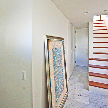 玄関はお気に入りの絵を飾るギャラリー