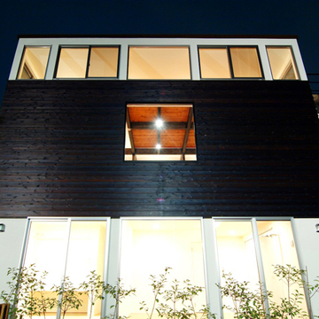 木外壁と白の外壁のバランス