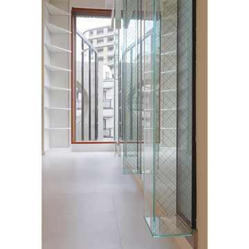 飾り棚で廊下もアートスペースに