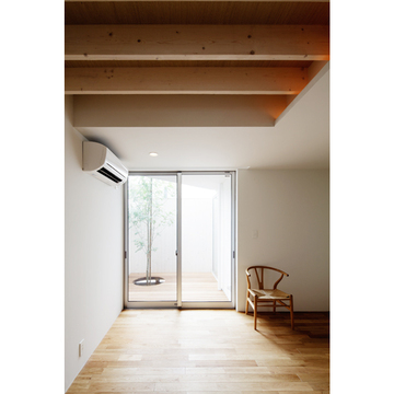 木の梁が印象的な１階寝室