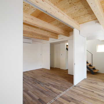 温かさを感じる無垢材の天井が