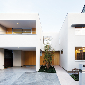 四角いフォルムと木のハーモニーが際立つ外観