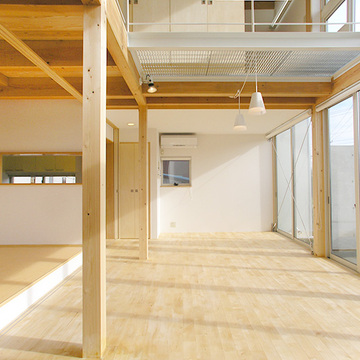 子供が安心して遊べる中庭のような前庭　ミニコンサートの開ける音楽教室