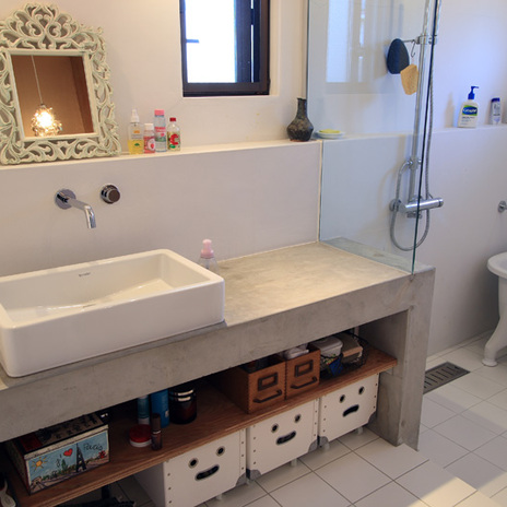 シンプルな内装の仕上げに自分達の好みの雑貨をプラス