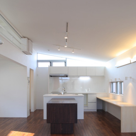 自然光と間接照明が柔らかでゆったりとした雰囲気に