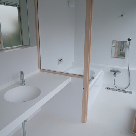 シンプルで清潔感のあるバスルーム