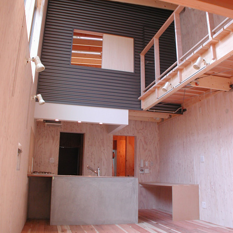 外装材を屋内に持ち込み外観と一体感を出した室内