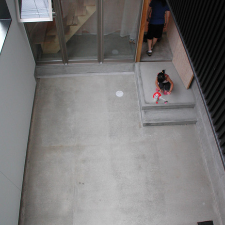 積雪の季節には子どもの遊び場にもなる土間エントランス