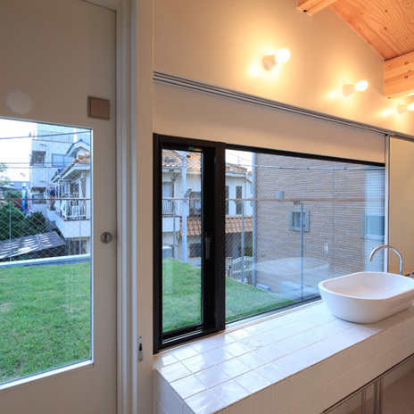 2階の洗面スペースから眺める1階の草屋根