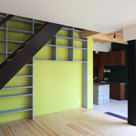 リビング一角の階段脇壁面は薄いグリーンで明るく爽やかな雰囲気