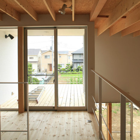 陽光ふりそそぐバルコニーへと続く渡り廊下