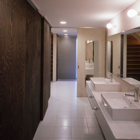 洗面の裏側には大容量のファミリークローゼット