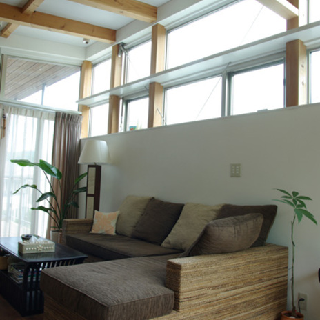 アジアのリゾートを思わせるようなくつろぎのリビング