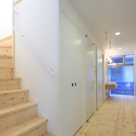 ホールを中心に浴室や寝室を振り分けてコンパクトで機能的な間取り