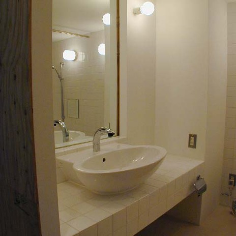 真っ白で美しいシンプルなトイレバス空間