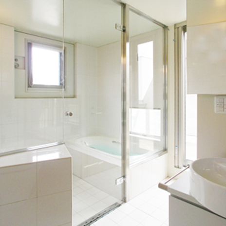 ガラス戸で明るく広々とした浴室