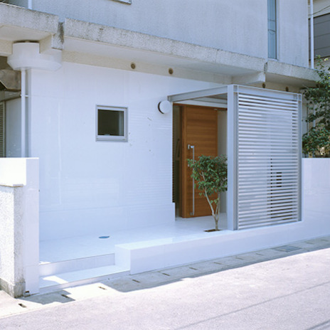 街に開放された玄関廻り