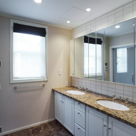 キッチンから近い洗面スペースはデザインを合わせて統一感を出した空間に