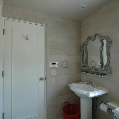 映画のインテリアの様なシャビーシックな鏡と洗面デザイン