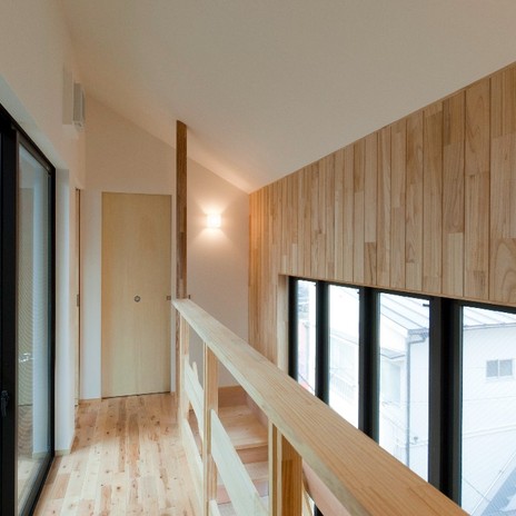 光庭の様なテラスから差し込む光が空間の隅々まで柔らかく広がる