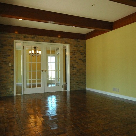 洋館のダンスホールのようなインテリアの広い室内