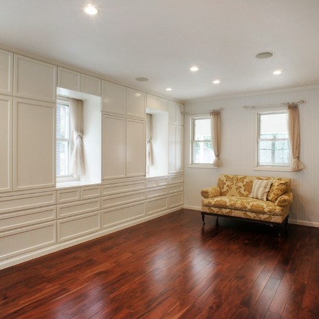 シンプルな室内に壁面の白いモールディングが美しい表情をうむ