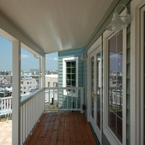 高台の風が抜けるカバードポーチからの眺め