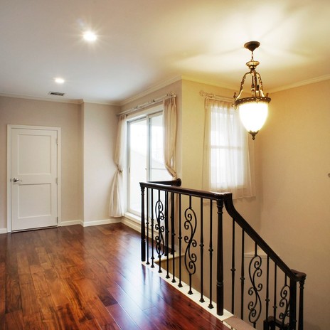 階段の柵のデザインとアンティークなペンダントライトの調和が美しい階段ホール