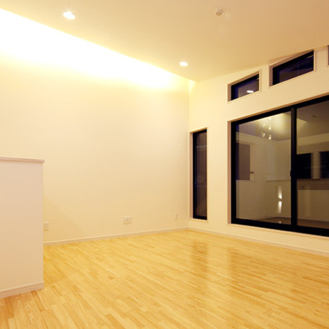 傾斜屋根の片側をライトが照らす夜景