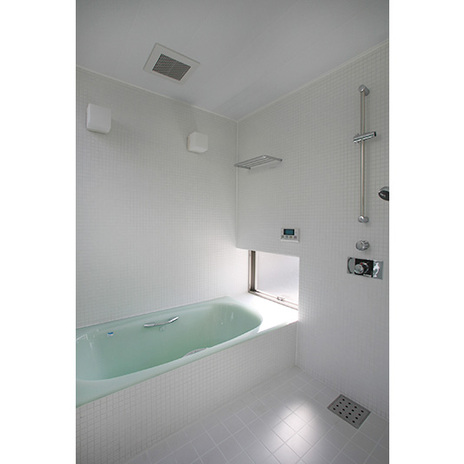 白いタイル張りの爽やかなバスルーム