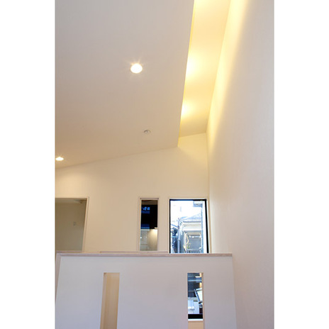 壁に反射させるライトで柔らかい印象に