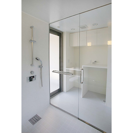 ガラス製のスタイリッシュな浴室扉