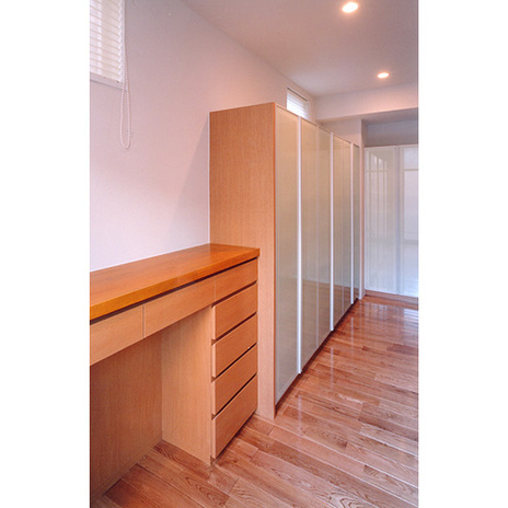 キッチン裏に並ぶ淡いグリーンの収納棚