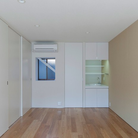 リビングの一角に小さい洗面台を設けて来客時にも便利