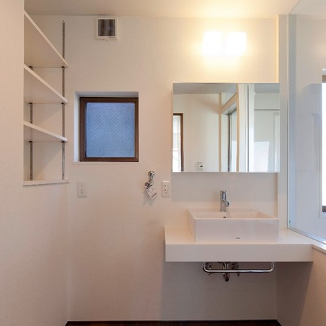 機能的でシンプルなデザインの洗面スペース